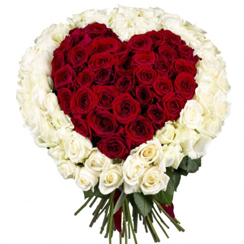 Красные и белые розы в форме сердца