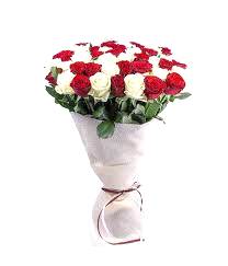 Белые и красные розы в упаковке с доставкой в Украину