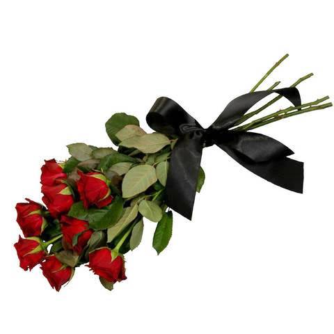Трарный букет из красных роз, стебли перевязаны черной лентой