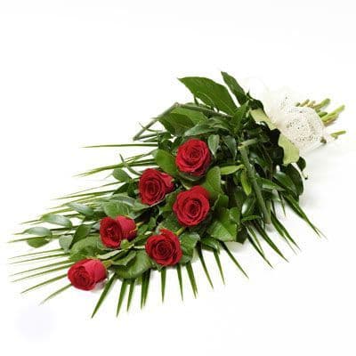 Траурный букет из красных роз с декоративной зеленью