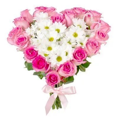 Букет в форме сердца из розовых роз и белых хризантем